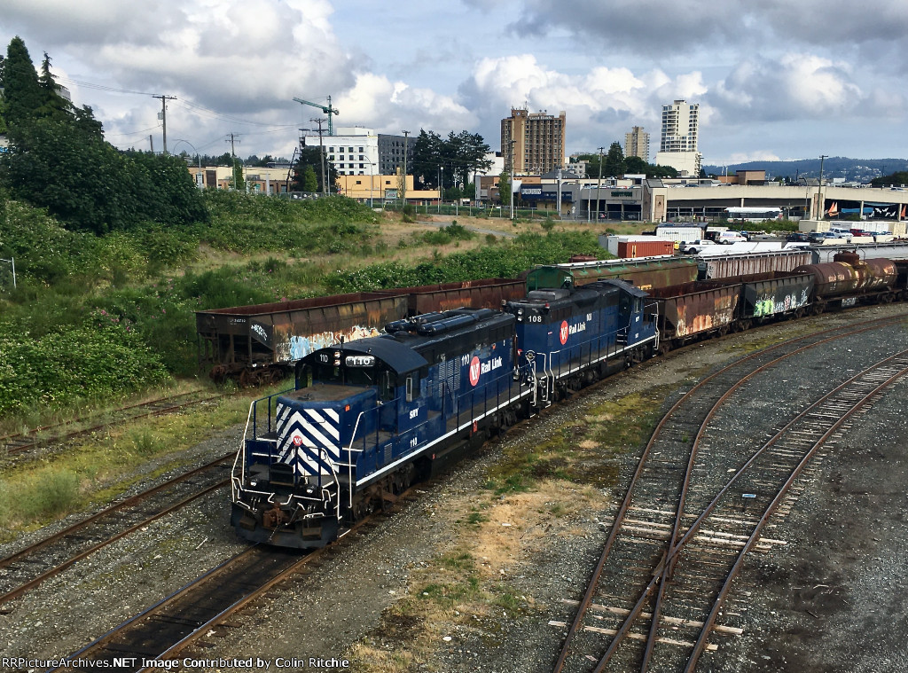 SRY 110/108 switching propane tank cars onto a nearby barge at the Wellcox Rail Marine Ramp